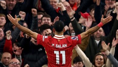 صورة المصري محمد صلاح قريب من مجاورة نجم المنتخب المغربي