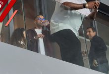 صورة زياش يظهر في الديربي رفقة والدته لدعم الوداد أمام الرجاء- فيديو