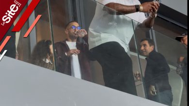 صورة زياش يظهر في الديربي رفقة والدته لدعم الوداد أمام الرجاء- فيديو