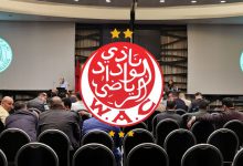 صورة منخرطو الرجاء يحتجون على الخرجات الإعلامية الأخيرة لمسؤولي الوداد