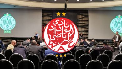 صورة منخرطو الرجاء يحتجون على الخرجات الإعلامية الأخيرة لمسؤولي الوداد