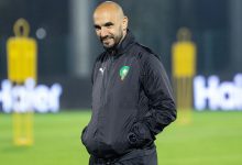صورة وليد الركراكي يبعد لاعبا عن مباراة المغرب والموزمبيق
