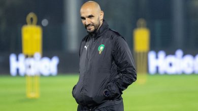 صورة وليد الركراكي يبعد لاعبا عن مباراة المغرب والموزمبيق
