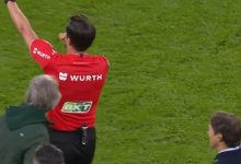 صورة مغادرة الحكم وإيقاف مباراة الديربي بين إشبيلية وريال بيتيس بسبب قنينات ماء تمّ رميها على اللاعبين- فيديو