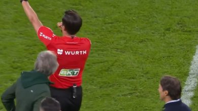 صورة مغادرة الحكم وإيقاف مباراة الديربي بين إشبيلية وريال بيتيس بسبب قنينات ماء تمّ رميها على اللاعبين- فيديو