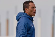 صورة فادلو يعاتب لاعبيه ويبدي لهم استياءه الشديد من مردودهم أمام يعقوب المنصور