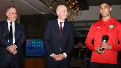 صورة رئيس فيفا إنفانتينو يدعم قائد المنتخب المغربي أشرف حكيمي
