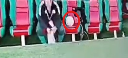 سرقة كرة الكان..الكاميرا تفضح طاقم المنتخب الجزائري في لقاء غينيا الاستوائية -صورة