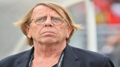 صورة الفرنسي كلود لوروا يسخر من حسام حسن