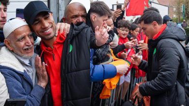 صورة استقبال جماهيري غفير لبعثة المنتخب المغربي في لانس -صور