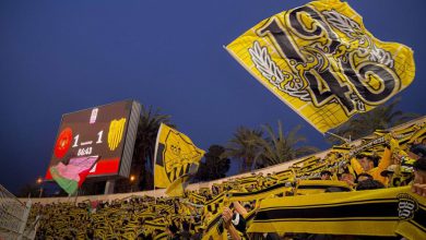 صورة جمهور الماص يرتدي اللون الأسود في مباراة الوداد بسبب عبارة” الإفصاح عن المضمون”