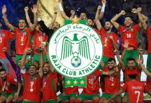 صورة النجم السابق للمنتخب المغربي يتابع مباراة الرجاء ونهضة بركان ويخطف الأنظار في “دونور”