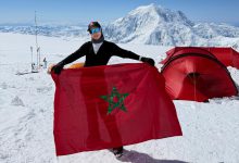 صورة هند زمامة تكتب التاريخ من جديد.. أول مغربية وإفريقية تعانق قمة دينالي وتواصل رحلة تحدي أعلى قمم العالم