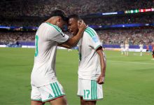 صورة مشاهد في المباراة تعزز تقارير وجود اتفاق مسبق لإنهاء مباراة الجزائر والنمسا بالتعادل