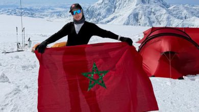 صورة هند زمامة تكتب التاريخ من جديد.. أول مغربية وإفريقية تعانق قمة دينالي وتواصل رحلة تحدي أعلى قمم العالم