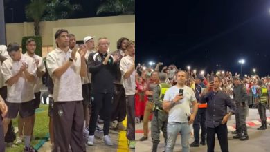 صورة المنتخب الوطني يحظى باستقبال حارّ من الجماهير المغربية