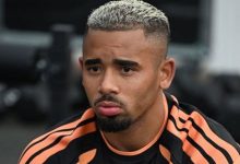 صورة جيسوس يكتفي بثلاث كلمات فور وصوله لبرشلونة