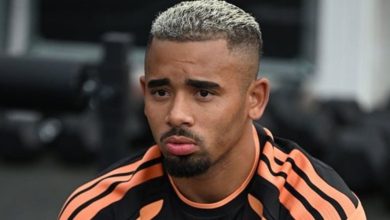 صورة جيسوس يكتفي بثلاث كلمات فور وصوله لبرشلونة