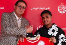 صورة لاعب أجنبي يطالب بمستحقاته المالية ويرفض الالتحاق بتداريب الوداد