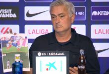 صورة مورينيو يهاجم التحكيم في ديربي مدريد ويعزز موقفه بصور في الندوة الصحافية