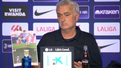 صورة مورينيو يهاجم التحكيم في ديربي مدريد ويعزز موقفه بصور في الندوة الصحافية