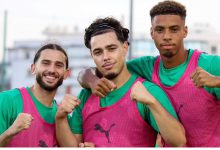 صورة إلغاء ودية تنزانيا يحول لاعبي المنتخب المغربي الأولمبي إلى مشجعين للأسود ضد مالي
