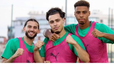 صورة إلغاء ودية تنزانيا يحول لاعبي المنتخب المغربي الأولمبي إلى مشجعين للأسود ضد مالي